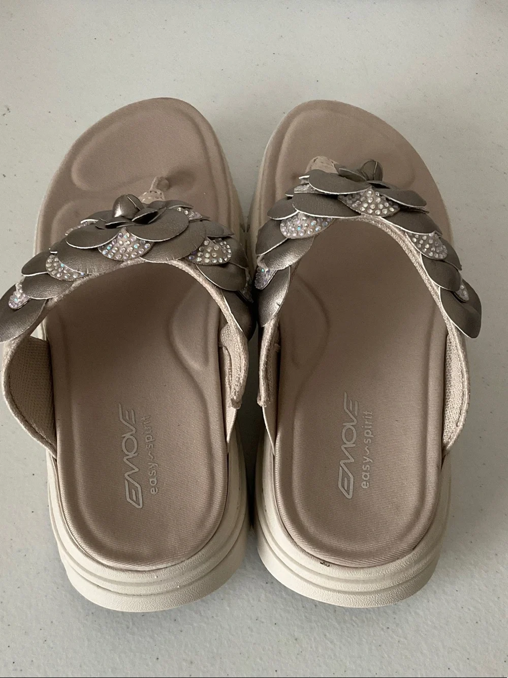 Easy Spirit Marjie2 Metallic Taupe Flower Thong Sandals (NWOT)